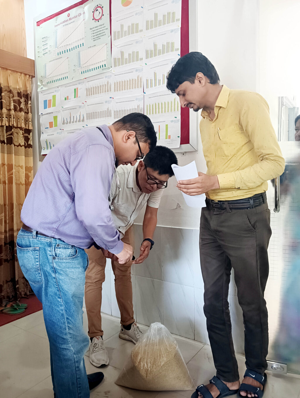 হাসপাতালে সাংবাদিকরা গেলে খাবার ওজন দিচ্ছেন টিএইচও ডা. জাকির হোসেন।