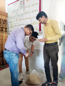 হাসপাতালে সাংবাদিকরা গেলে খাবার ওজন দিচ্ছেন টিএইচও ডা. জাকির হোসেন।